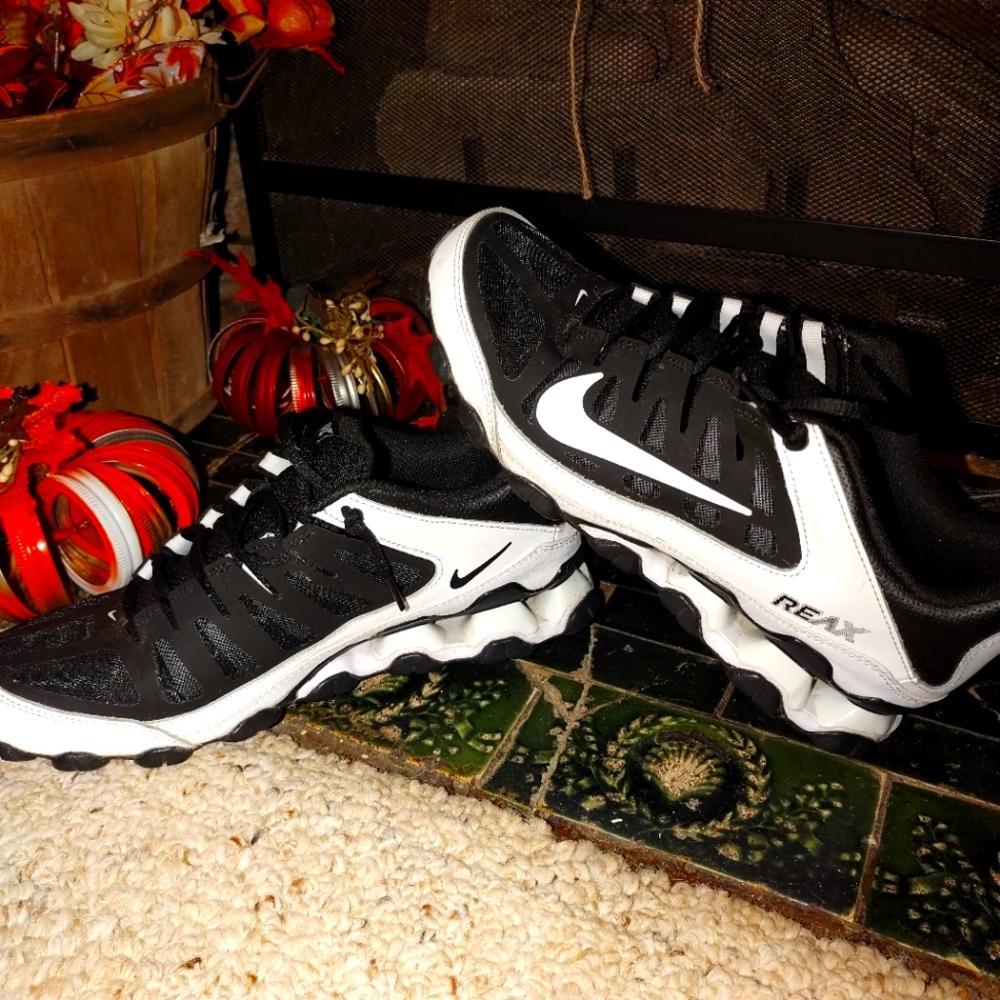 NIKE reax black and white
